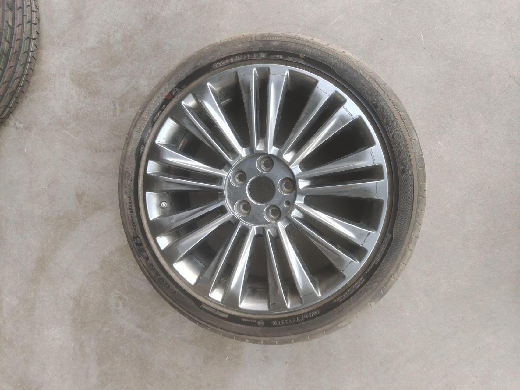 原厂19寸红旗h5轮毂    原厂原厂拆车件 包不开裂不变形,实物拍摄