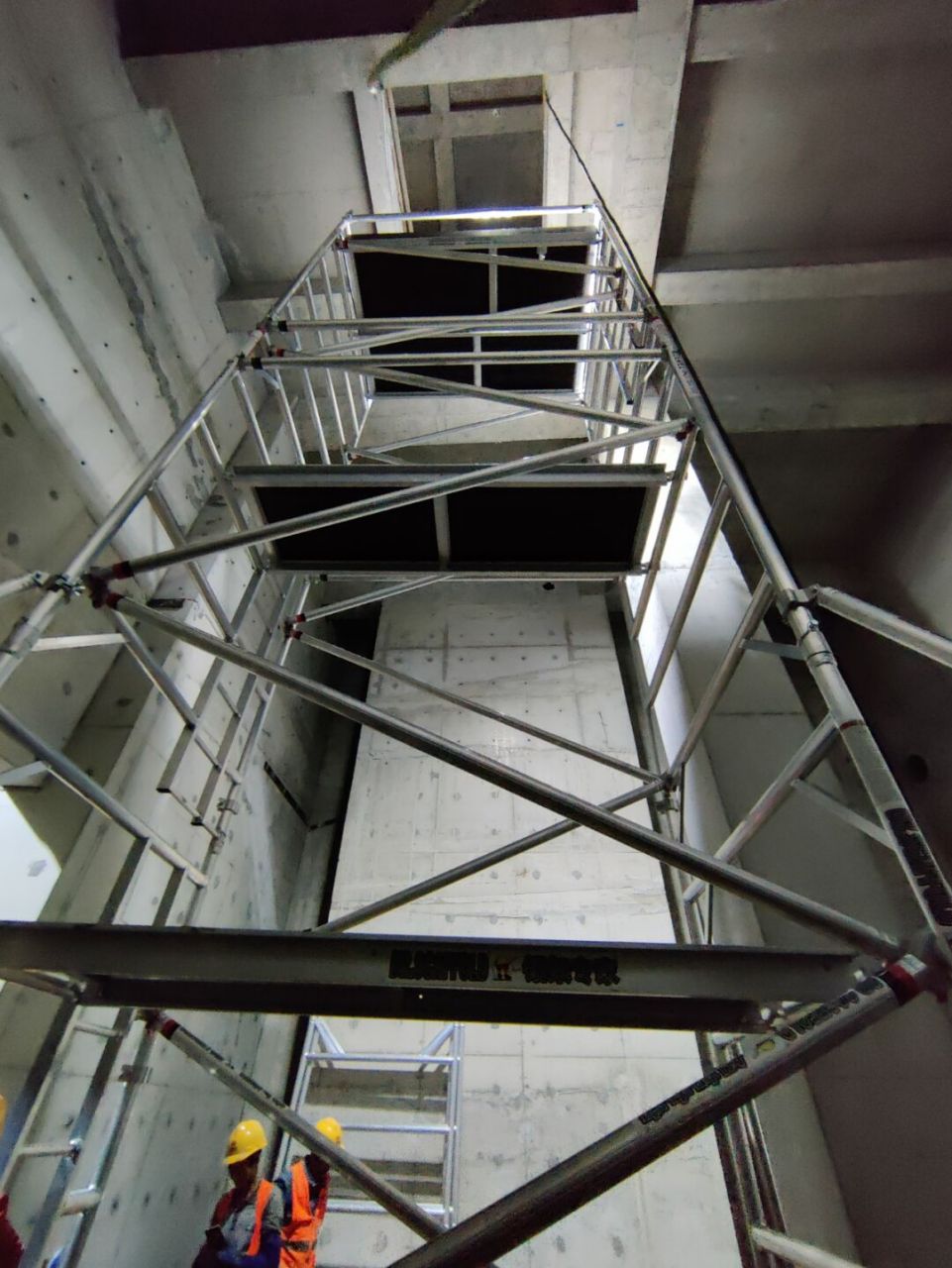 如何选择合适高度的铝合金脚手架 1,深圳腾达铝合金脚手架都是组装式