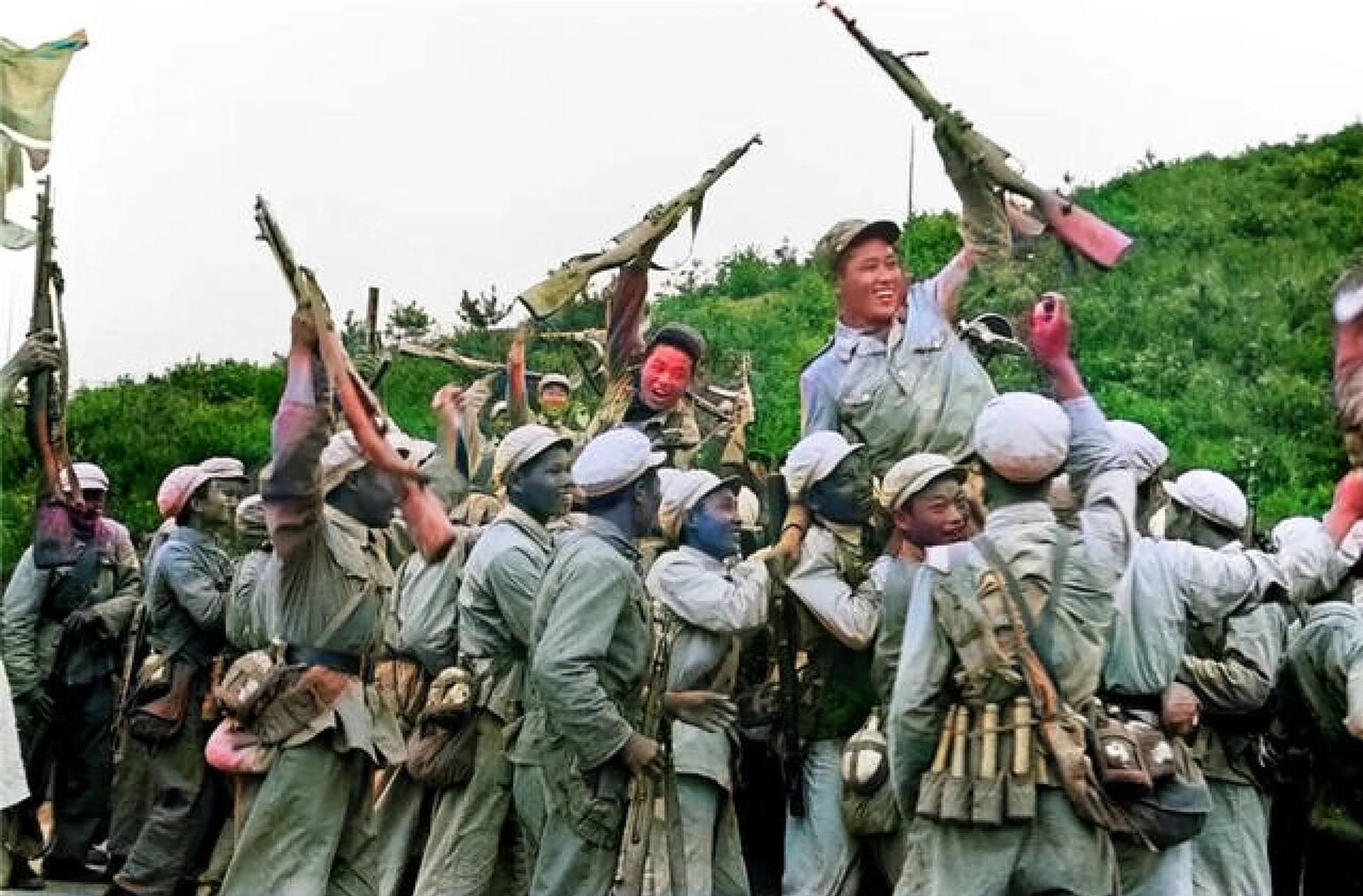 这是中国人民志愿军和朝鲜人民军一起欢庆战斗胜利(资料照片).