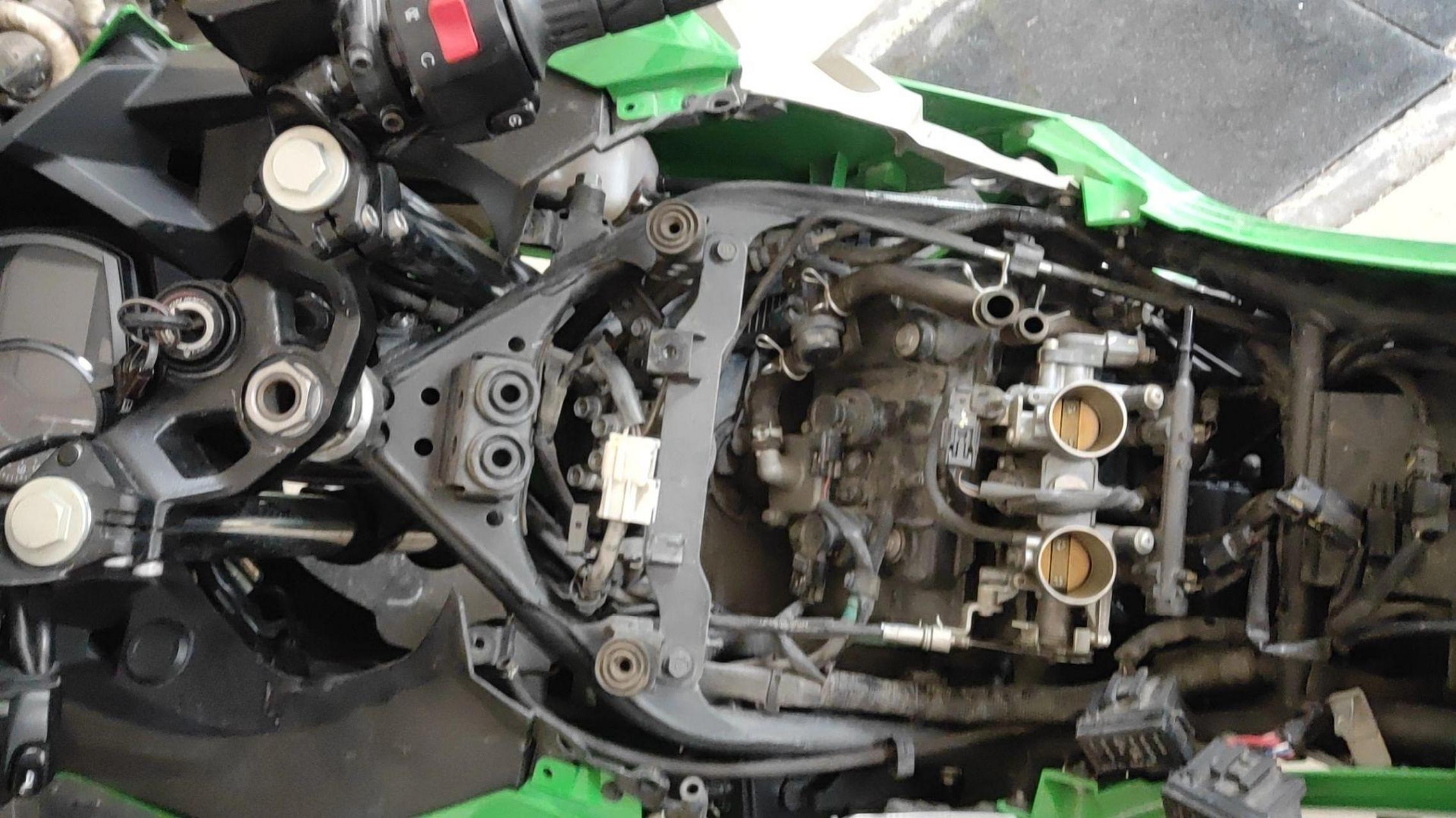 川崎ninja400维修保养,换减震油封,解决发动机亮故障灯.