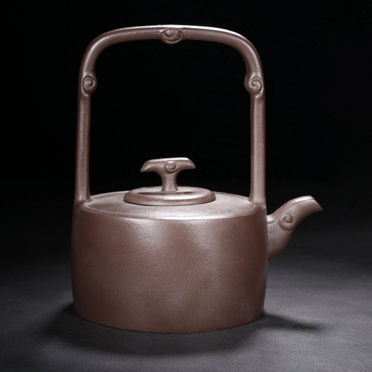 美林紫砂壶如意提梁 品名:如意提梁 底款:韩美林 尺寸:15/17cm 容量