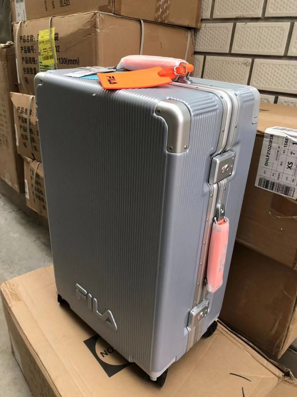 斐乐潮牌新款多彩系列银色24寸拉杆箱实拍 斐乐潮牌新款多彩系列银色