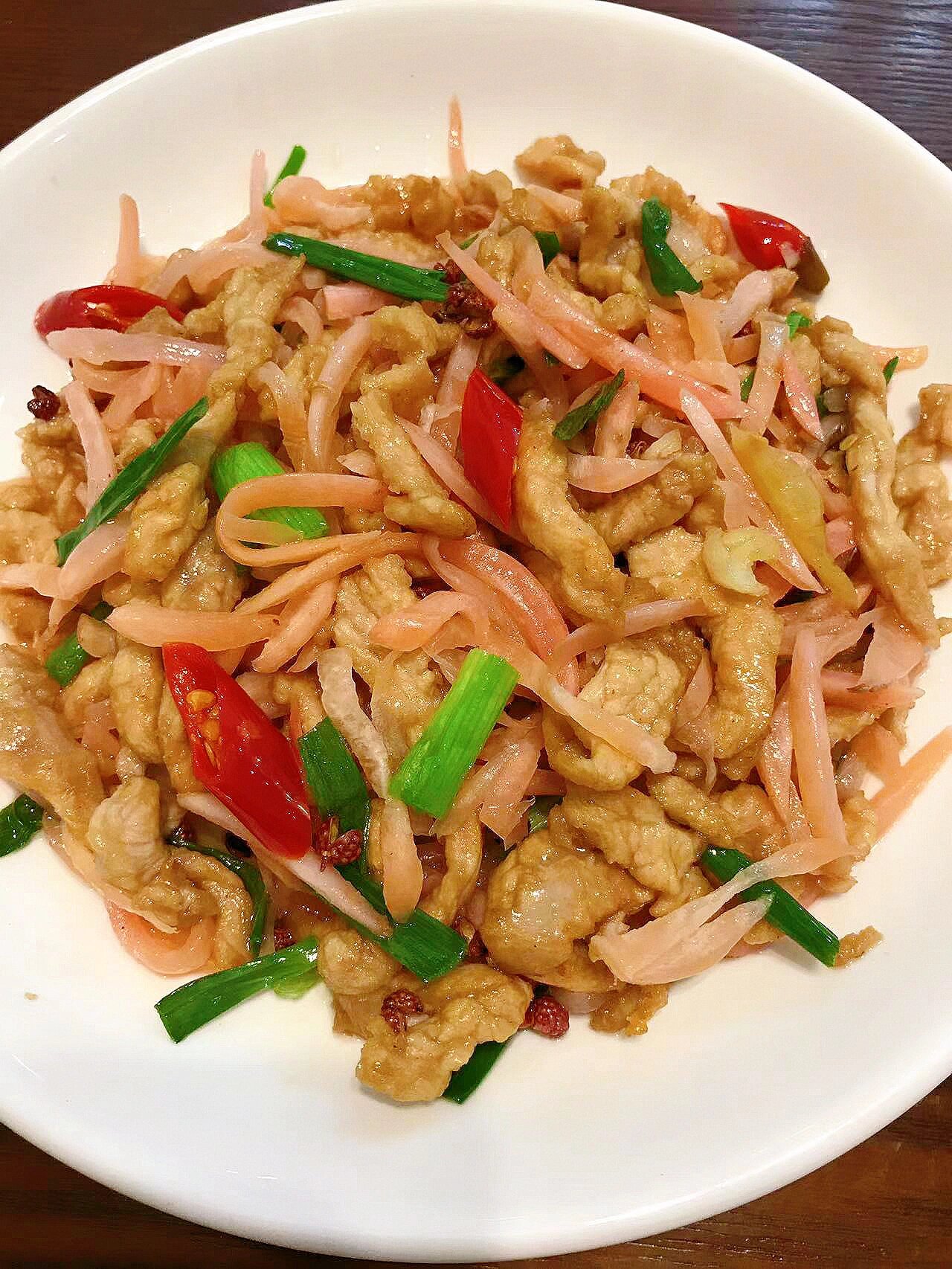 夏天谁能拒绝这盘酸辣开胃的酸萝卜炒肉丝呢