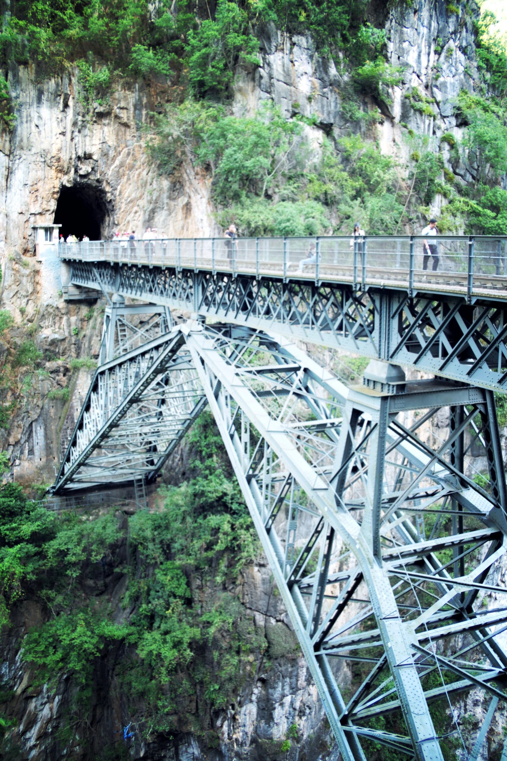 云南深山里的法国工业杰作 滇越铁路人字桥位于云南省红河州屏边县,是