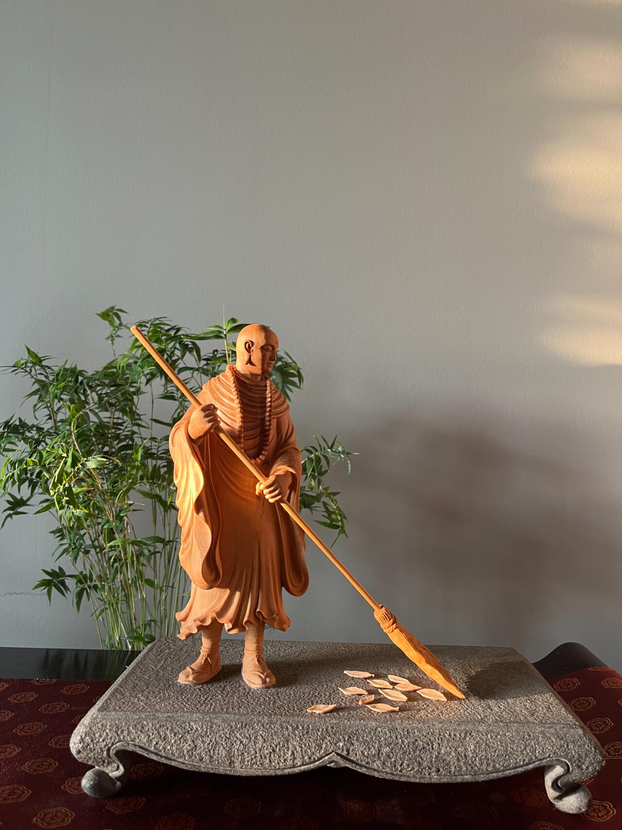 出场即巅峰"扫地僧"!持笤扫庭,俗尘俱静