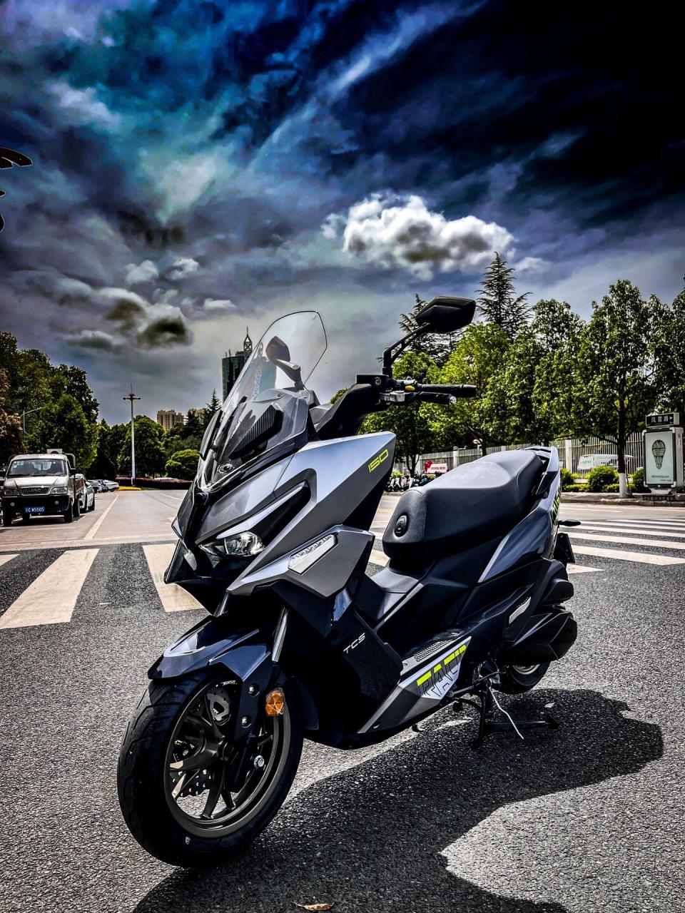 裸车售价:16660 引擎型式 :4vfi 正水冷 长宽高   :1957mm*787mm*1297