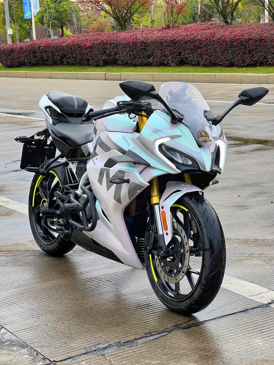 春风250sr摩托车跑车  my22版本 安全行驶8500公里准新车一台 小姐姐