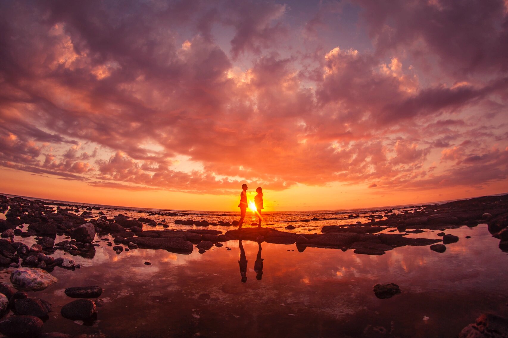 夕阳晚霞下的情侣