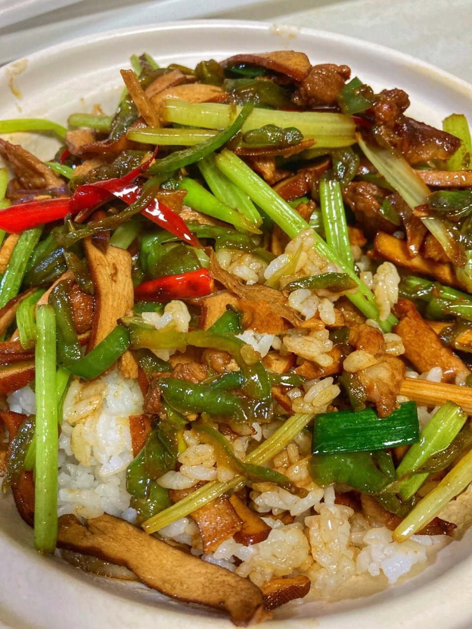 盖浇饭系列76 | 芹菜香干炒肉09 芹菜真是个好东西,很懂事体贴的