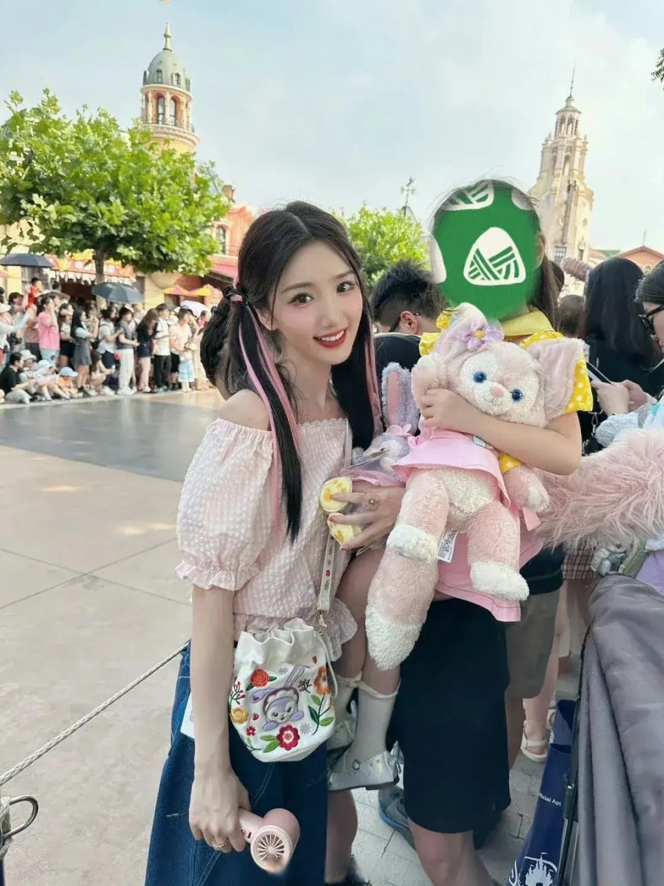 毛晓彤去迪士尼的装扮,双马尾配上彩色发束这也太少女了,路透生图看