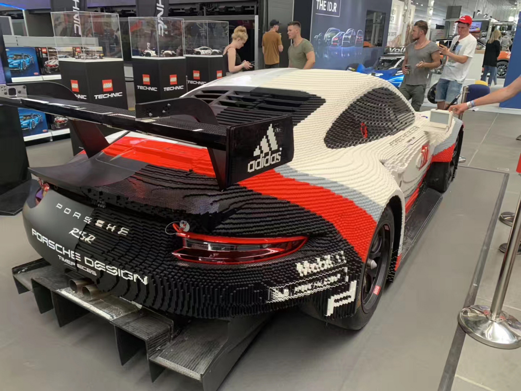 一半真车,一半乐高保时捷911rsr 这个蛮有创意的,也是在纽博格林赛道