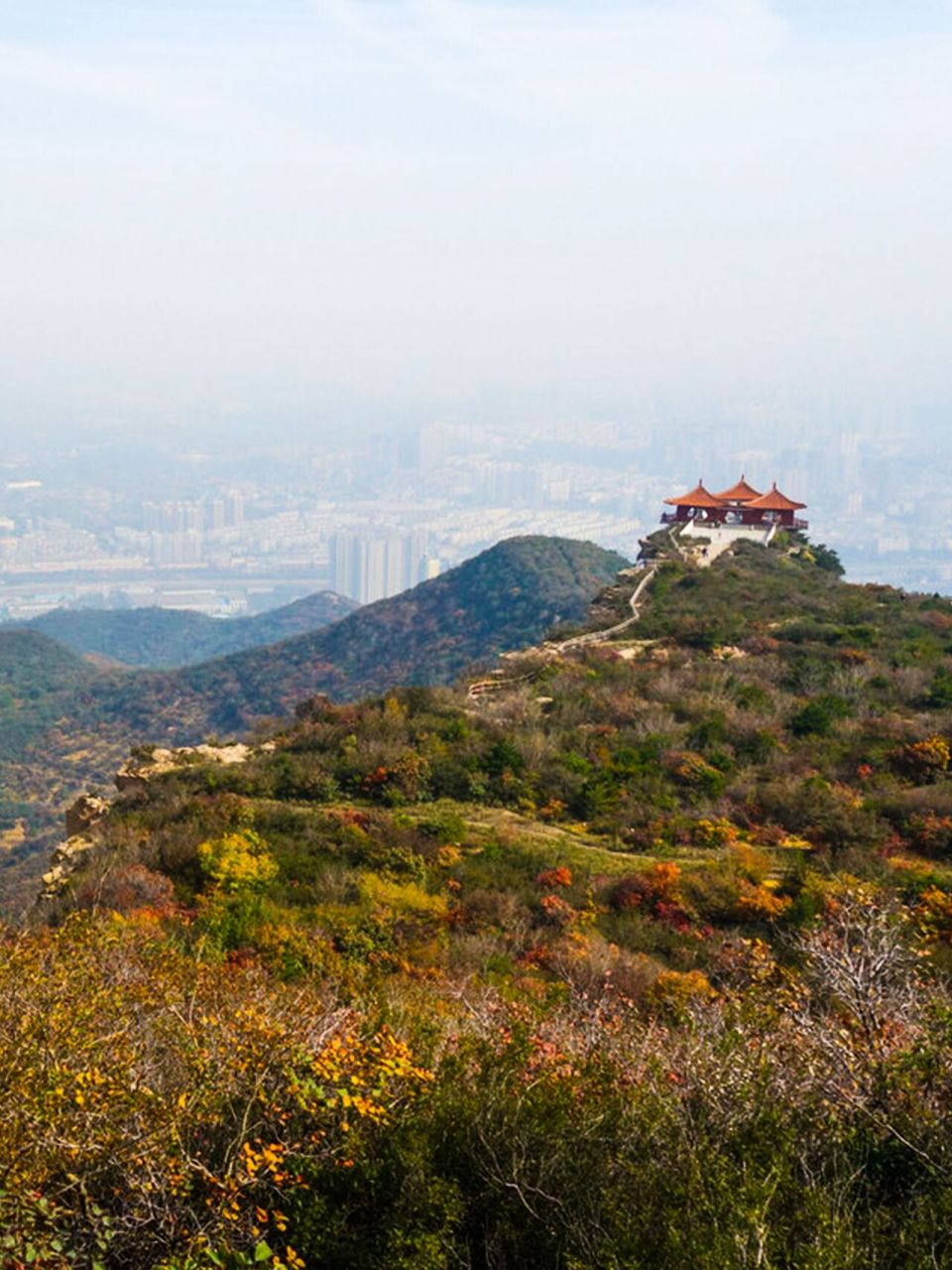 狮脑山公园位于阳泉市区西南的狮脑山主峰 距市中心10公里,占地面积