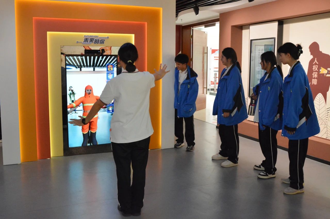 鄂检新闻#【沉浸式法治教育护航青少年健康成长】近日,沙洋中学90余