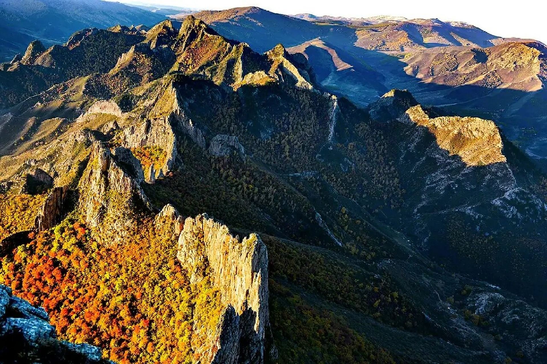 冰川侵蚀地貌 冰斗角峰刃脊 冰斗,形成于雪线附近山坡下凹,地势低洼