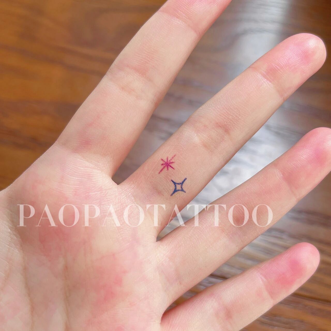 济南纹身‖彩色卡通小星星手指纹身 把星星捧在手上呀 手指彩色小星星