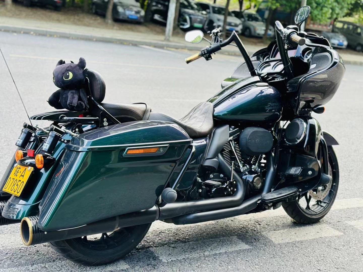 手续:大贸 品牌:哈雷戴维森 车型:毒液绿公路滑翔 版本:限量版
