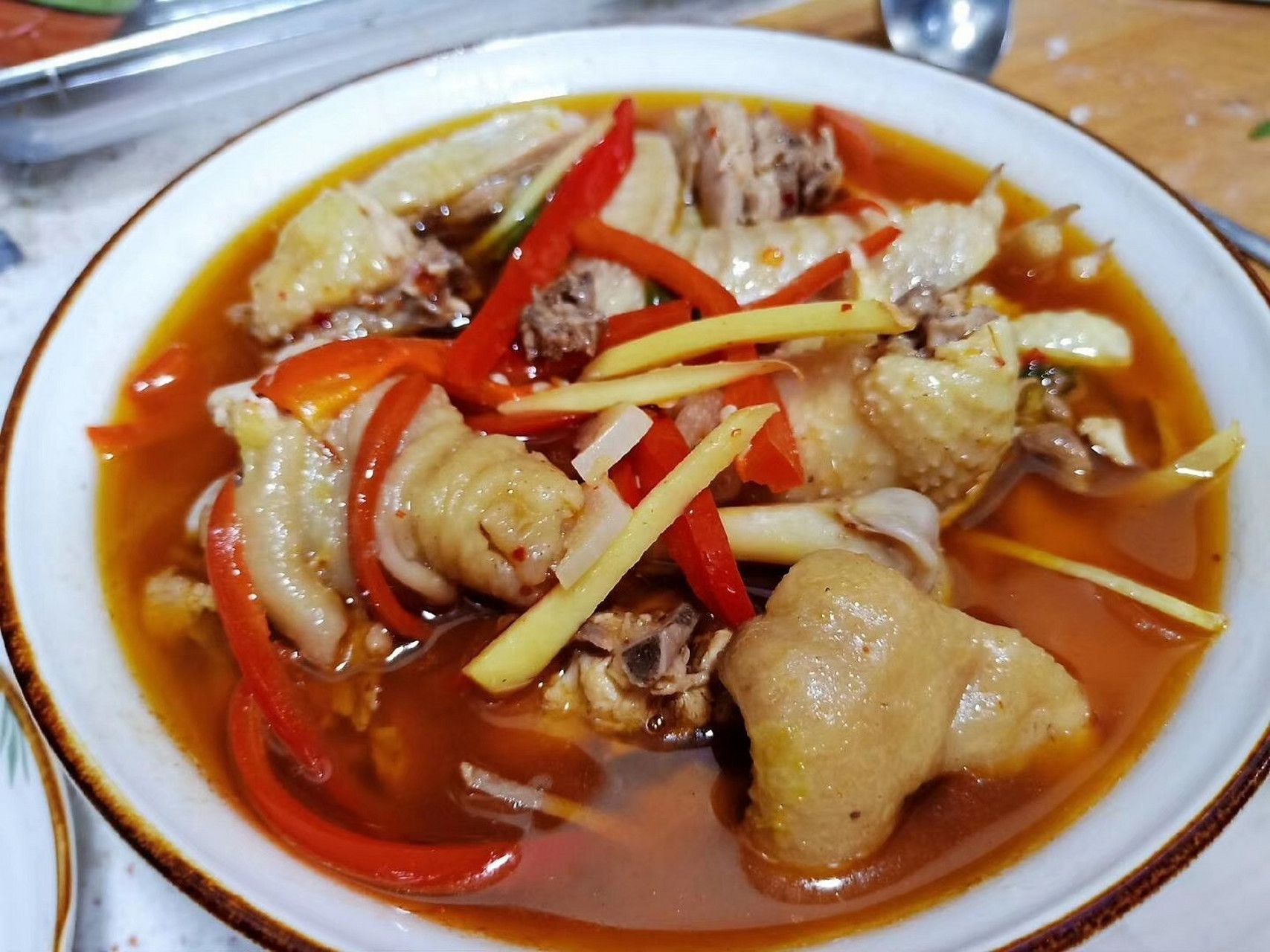 东安鸡 配料:嫩姜,花椒去籽,小米辣,白醋3/1瓶,盐,白糖冰水或者冰块.