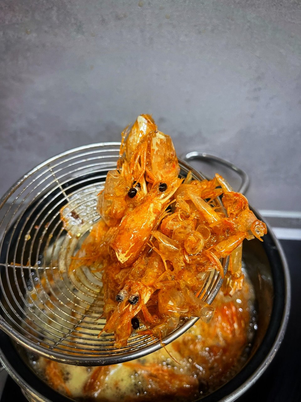 最受欢迎部位居然是虾皮虾头,剥完虾肉08把虾头的沙包去掉,跟虾皮一