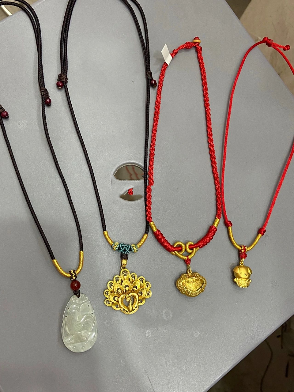 黄金吊坠编绳款式分享 老顾客把全家所有人的吊坠都拿来换了新绳