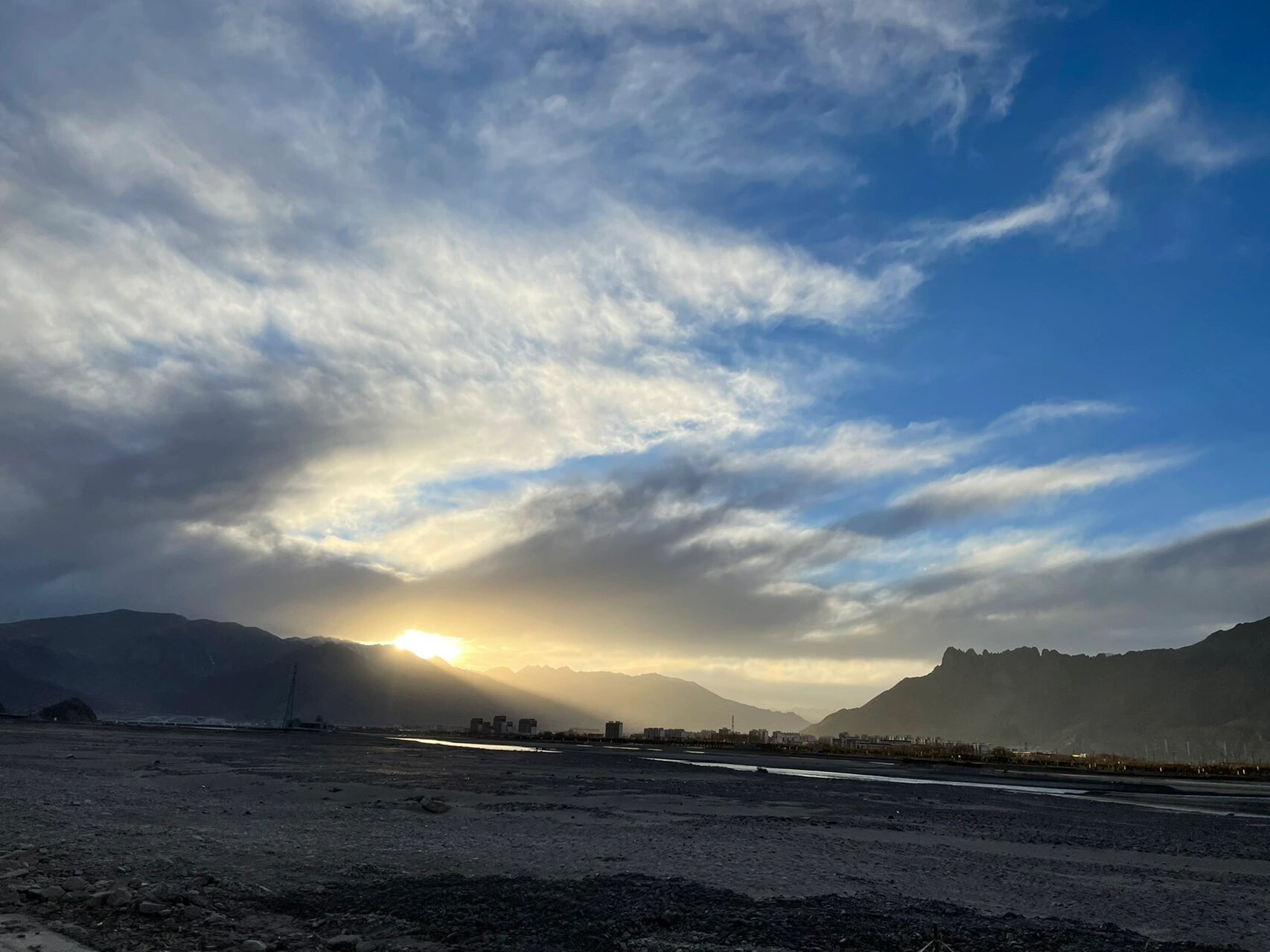 拉萨的天气,来旅游的多看看天气预报    现在拉萨的天气很舒服 也是
