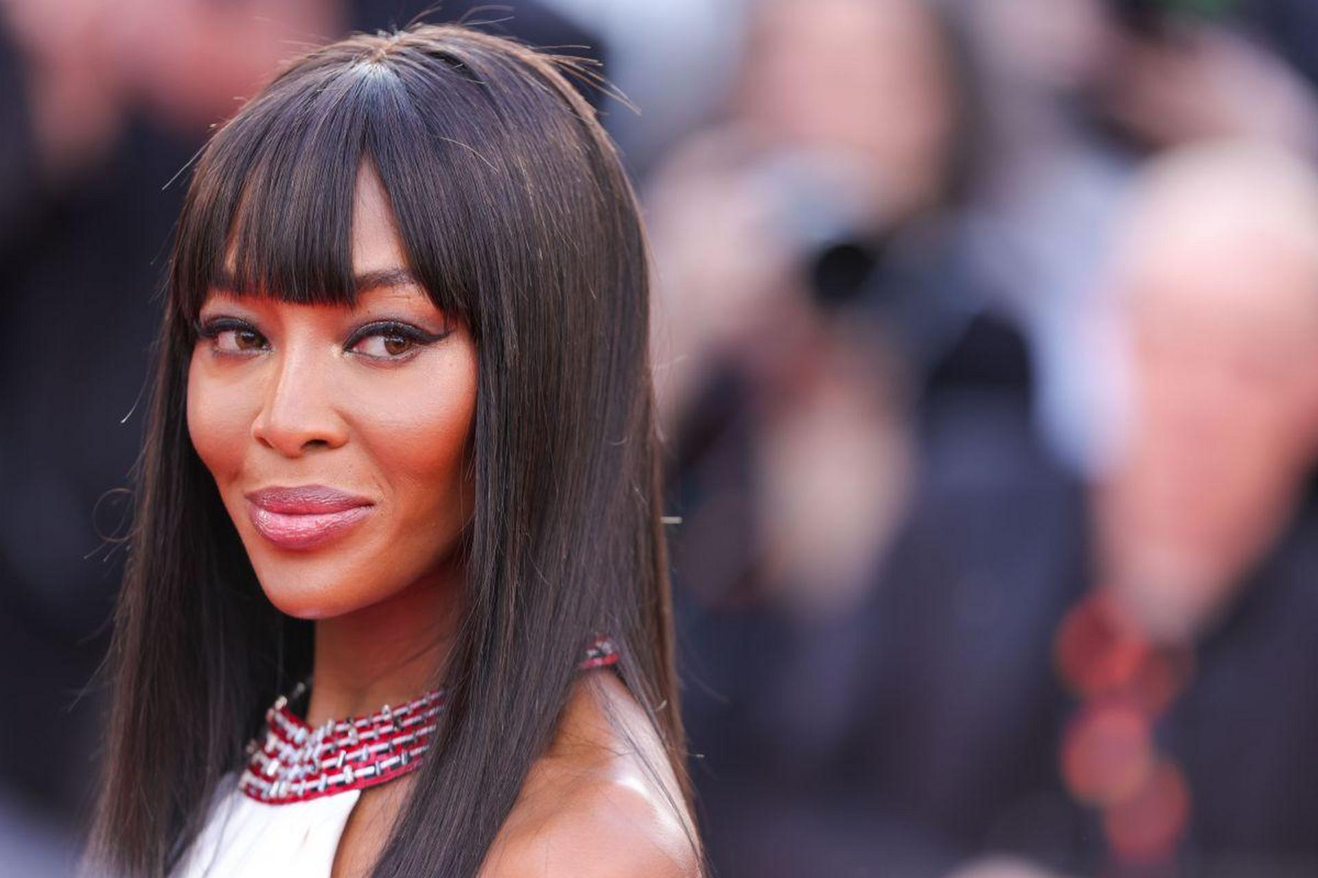 超模老米naomi亮相《firebrand》戛纳首映礼红毯,这套有点埃及艳后的