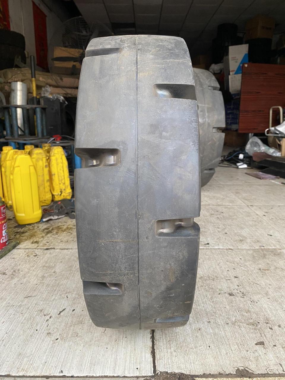 与美国波音747飞机同款橡胶实心轮胎,国际大品牌happy双喜公司制造,比