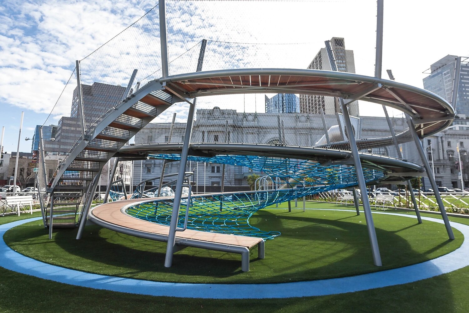 公共艺术 - 市政中心游乐场 设计焦点是三个富有表现力的游乐设施