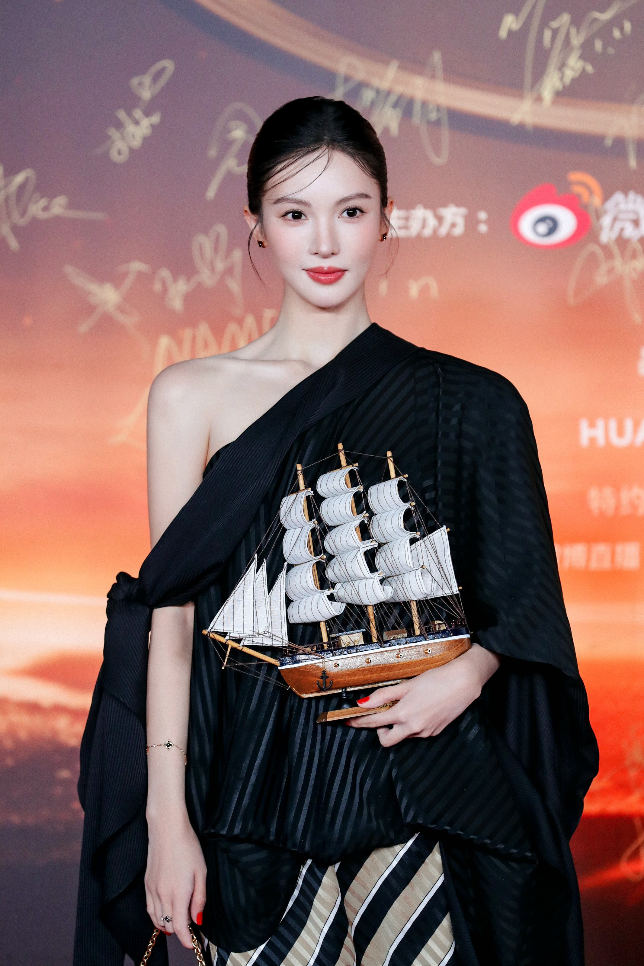 恭喜金晨 获2024#微博之夜# 年度魅力演员!