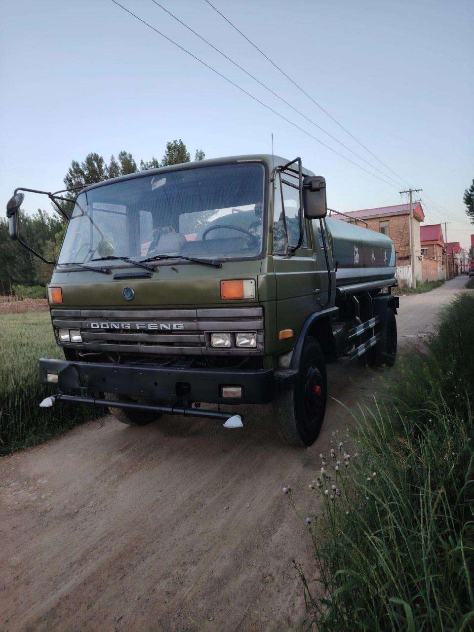 部队退役东风145洒水车,容纳12立方水,发动机是6缸康明斯,增压中冷