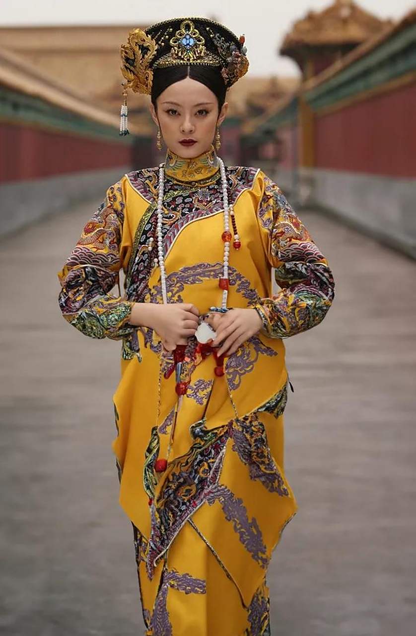 甄嬛是真好看,穿什么都好看,反观后面那个四郎胖乎乎的像大橘(没有