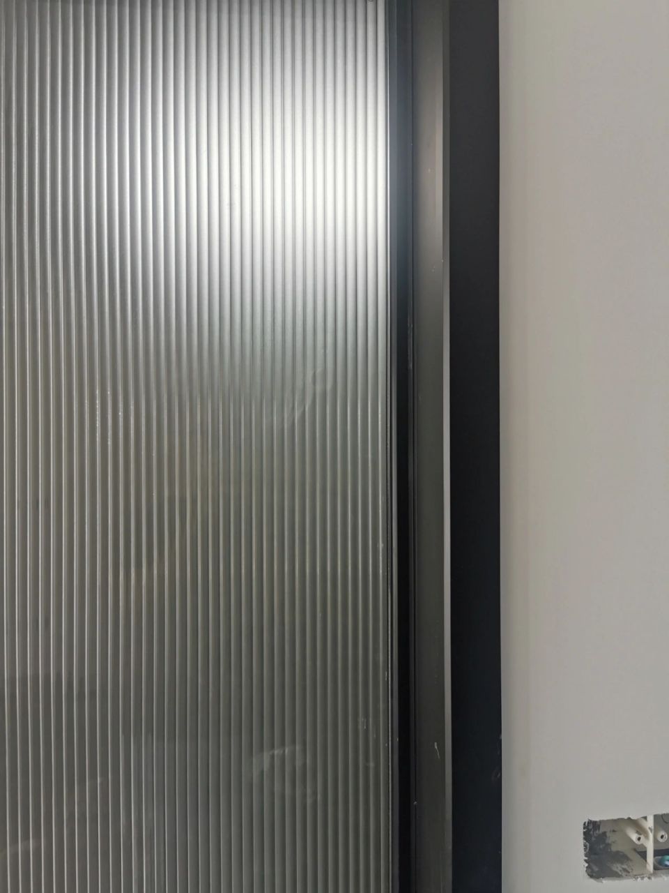 图1是风很大的超白长虹玻璃,图2是灰玻磨砂玻璃,各位刘亦菲觉得哪个