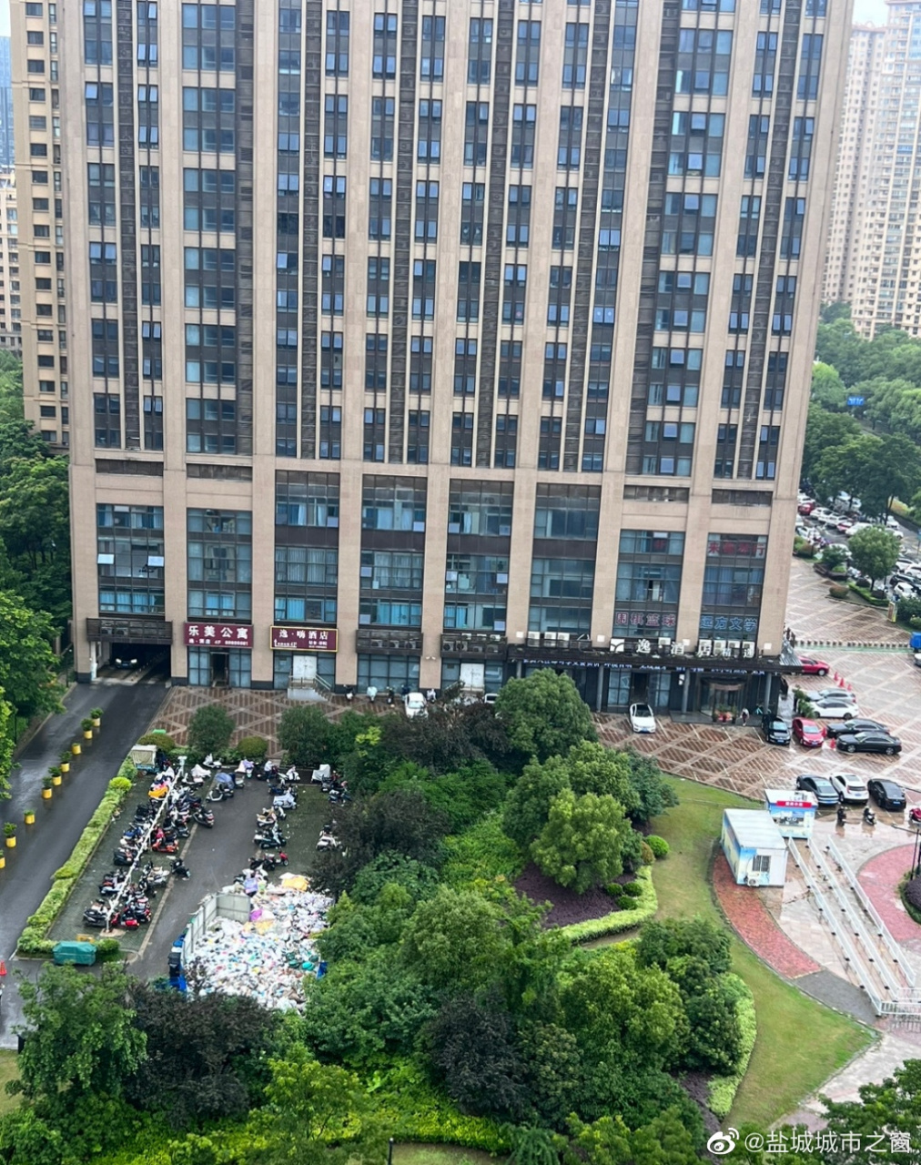 盐城爆料# 网友投稿:盐城橡树湾欢乐广场门口的露天垃圾场有没有裙苘