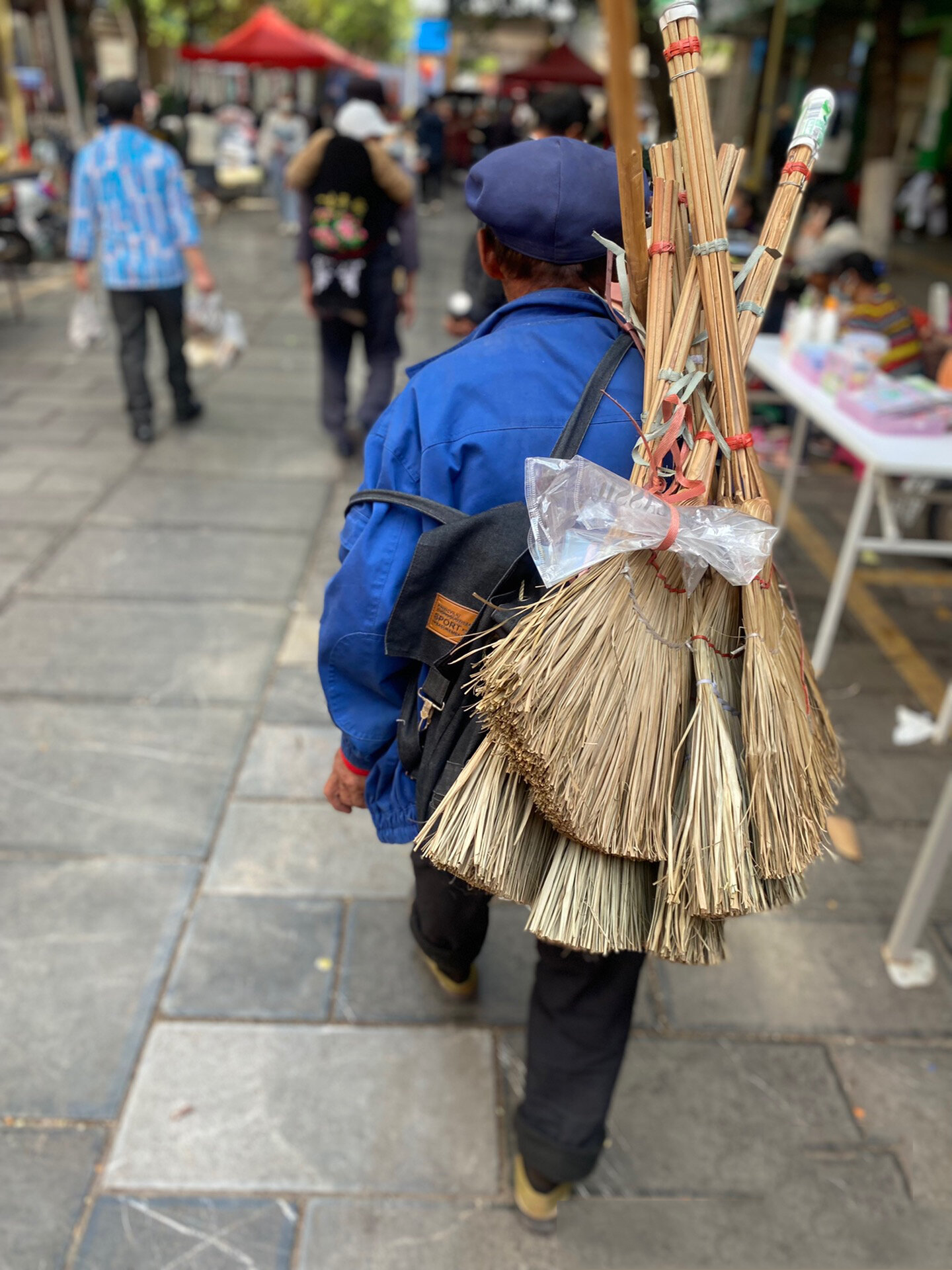 集市,偶遇一大爷背着这种用棕榈叶编织的扫把03,让我想起小时候家家