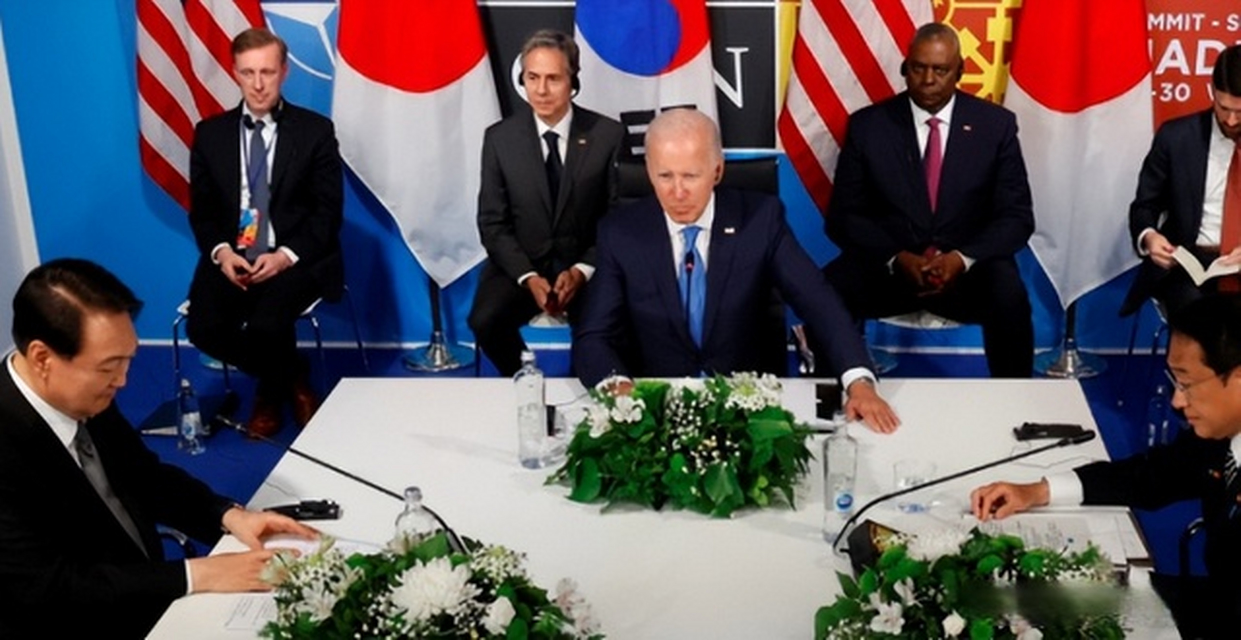 苏大讲# 图一为美国调解日本跟韩国的关系,图二挺形象的