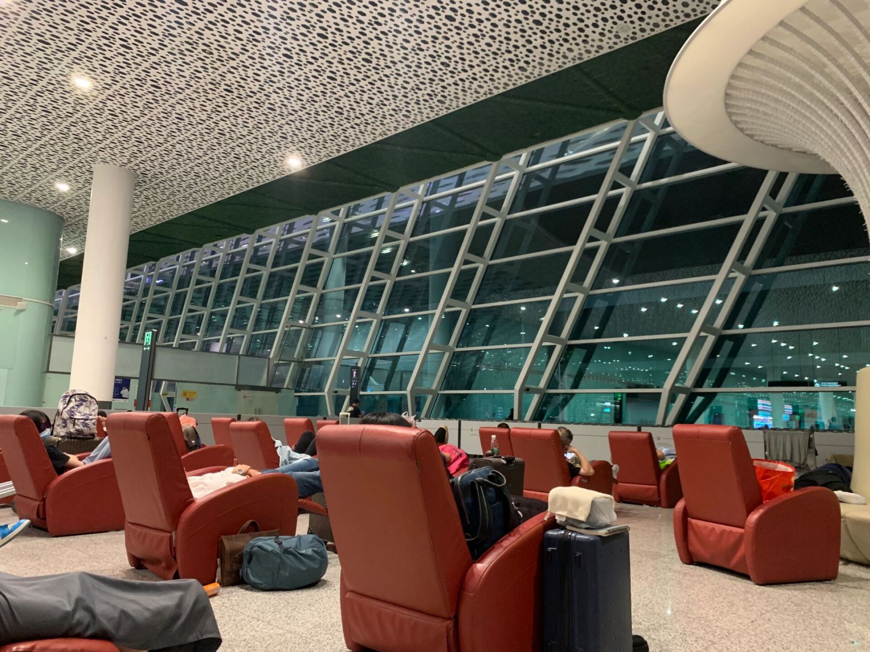 🔴深圳宝安机场/过夜候机最强攻略👋🏼 📍位置:深圳宝安机场