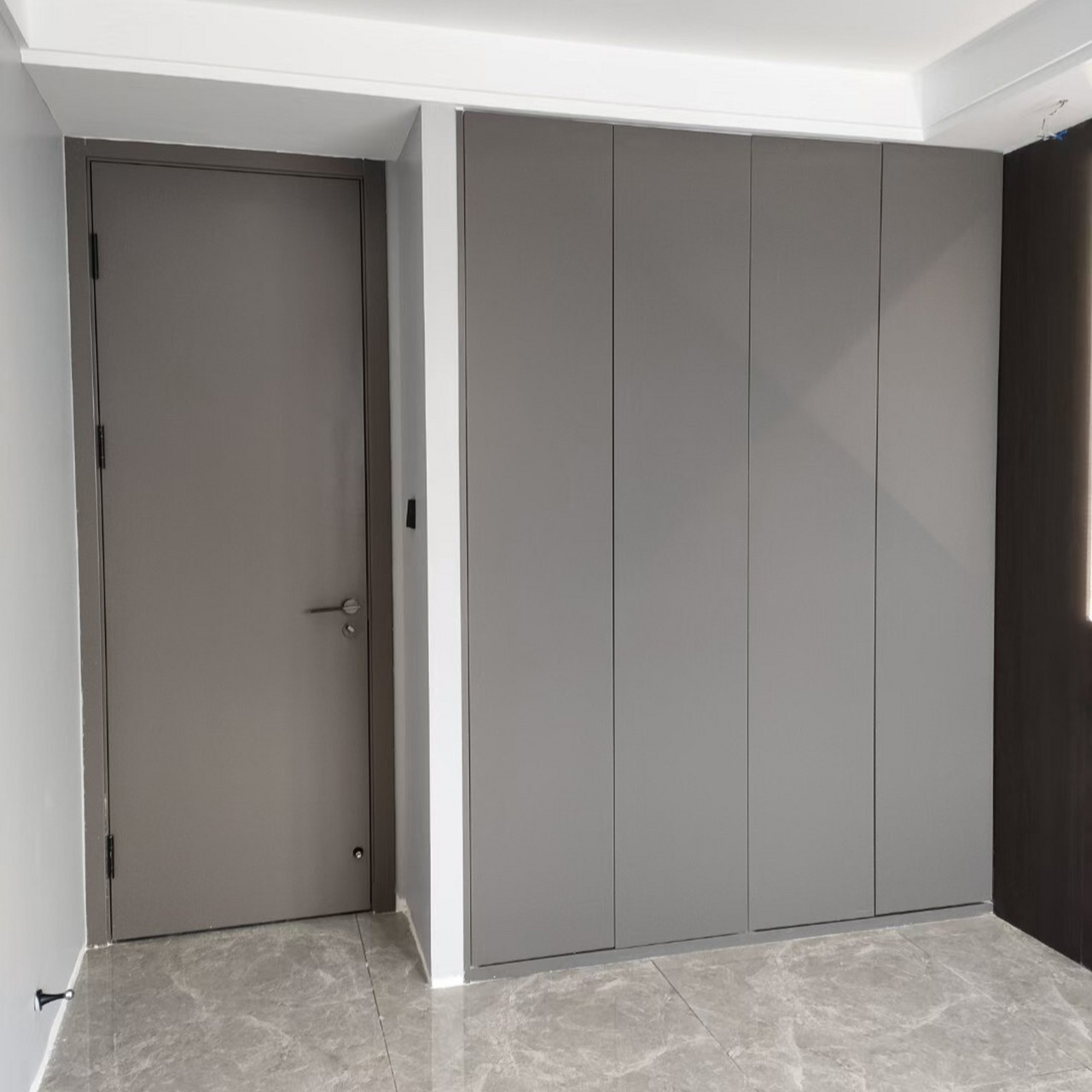 今天给大家普及一下肤感板 肤感板所使用的木皮,是一种半天染的装饰