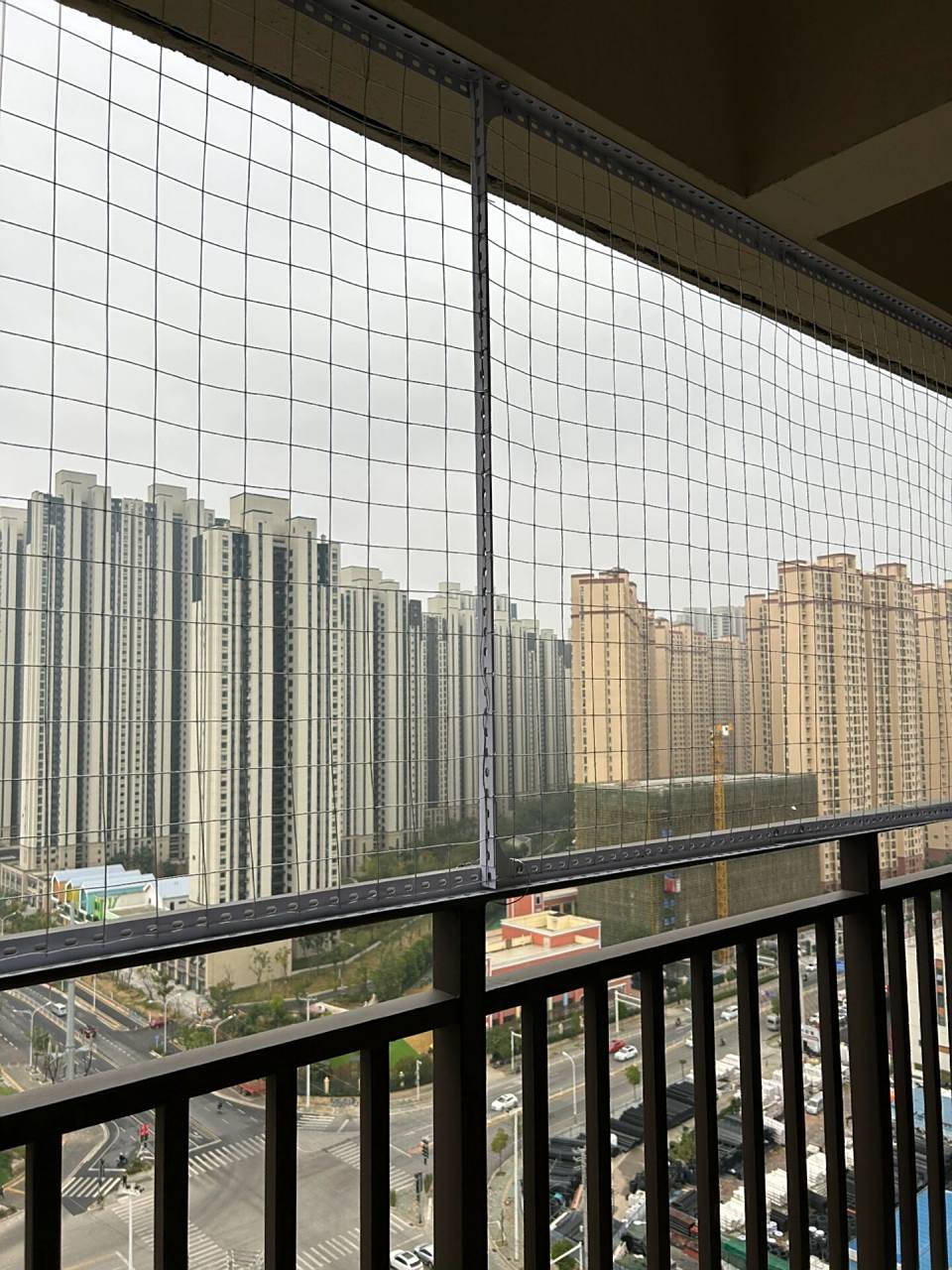 13平阳台铁丝网200 元自封窗 家里两只猫,13平阳台铁丝网封窗,买了