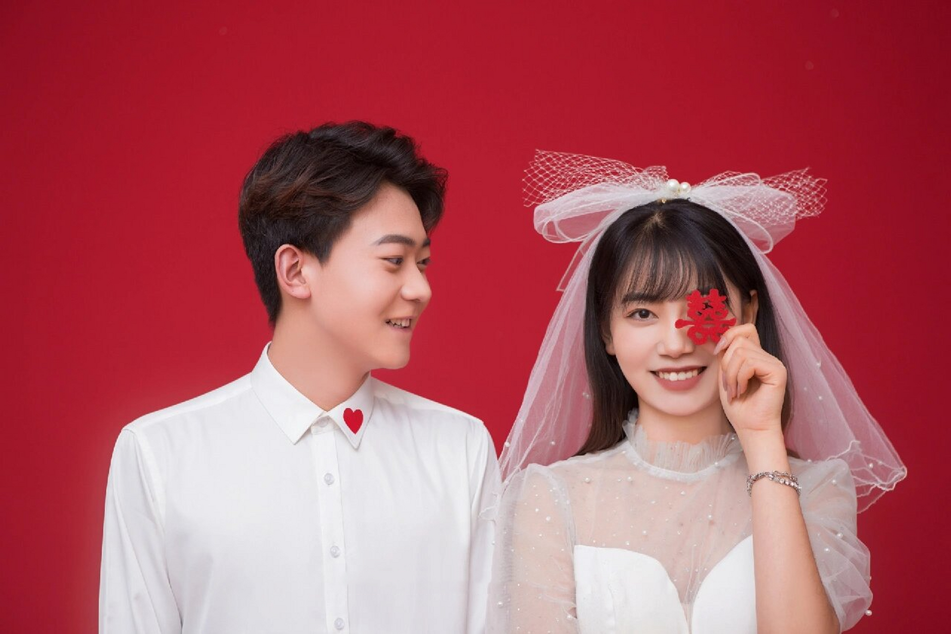 红底情侣照 红底情侣照 快到情人节啦,刷爆朋友圈的红底情侣照 还不