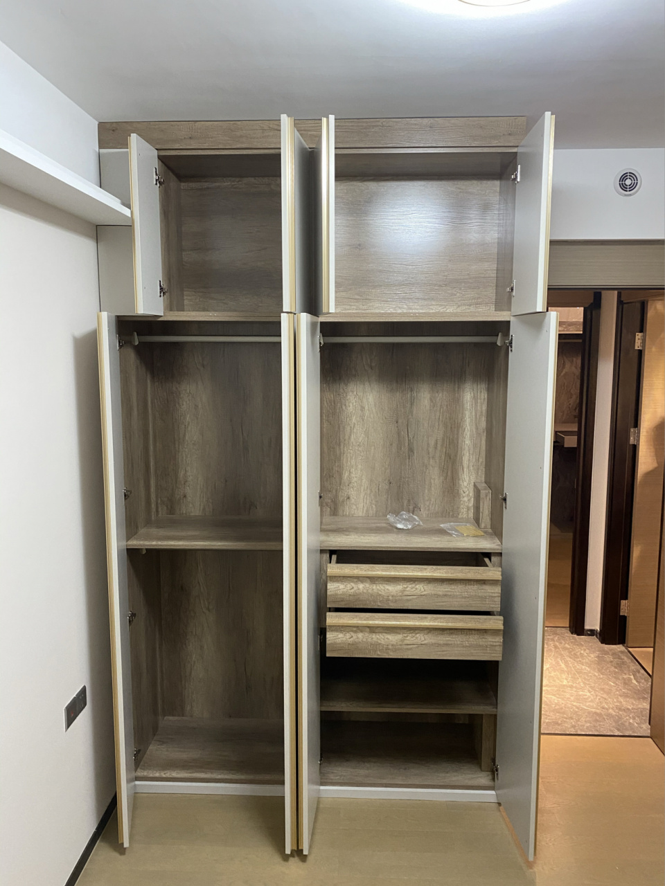 索菲亚定制衣柜轻奢简约风康纯板 坐标:广州  索菲亚定制衣柜 索菲亚