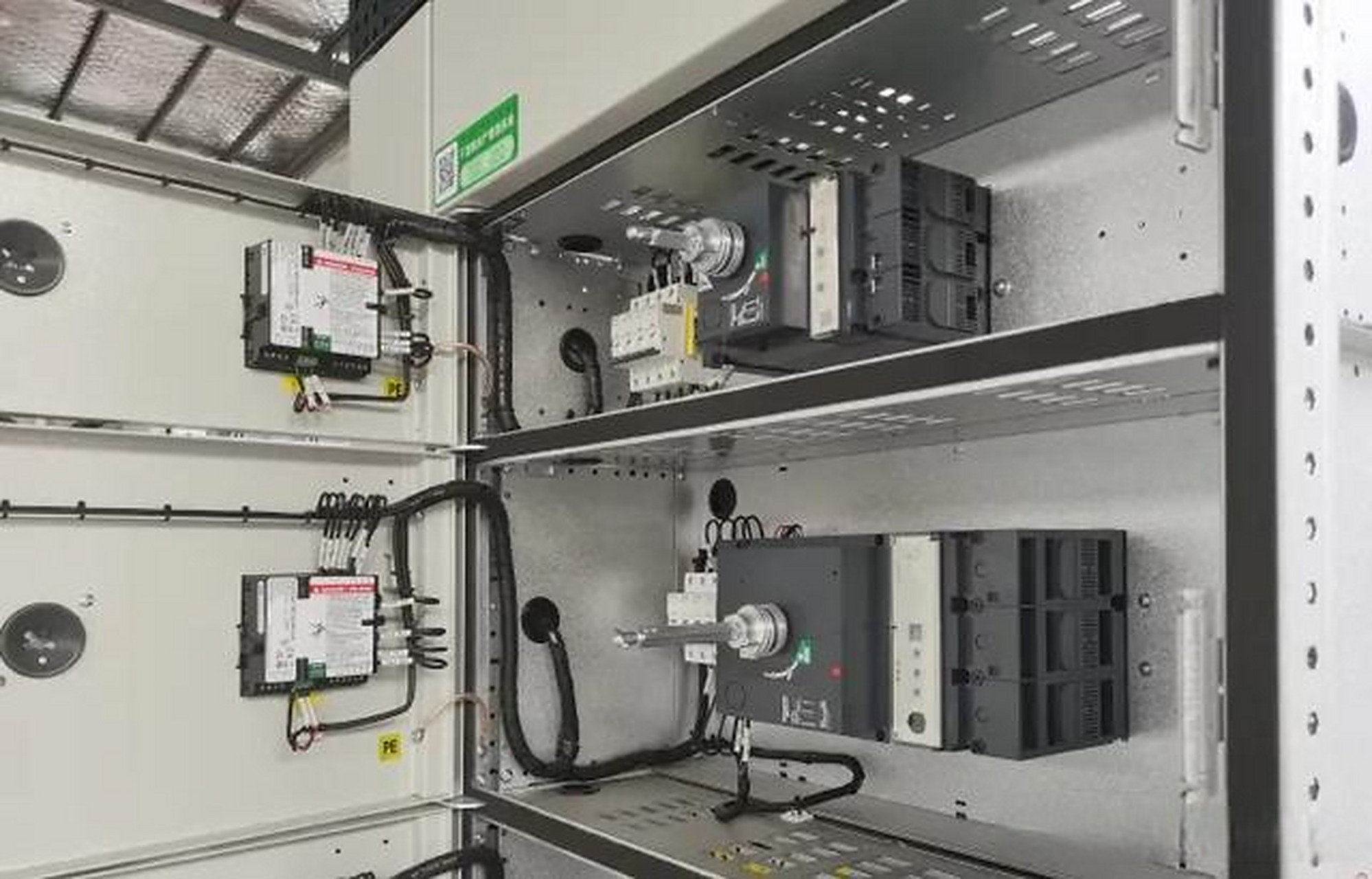 低压固定式开关柜,低压抽出式开关柜,这两种开关柜比较常见,还有一种