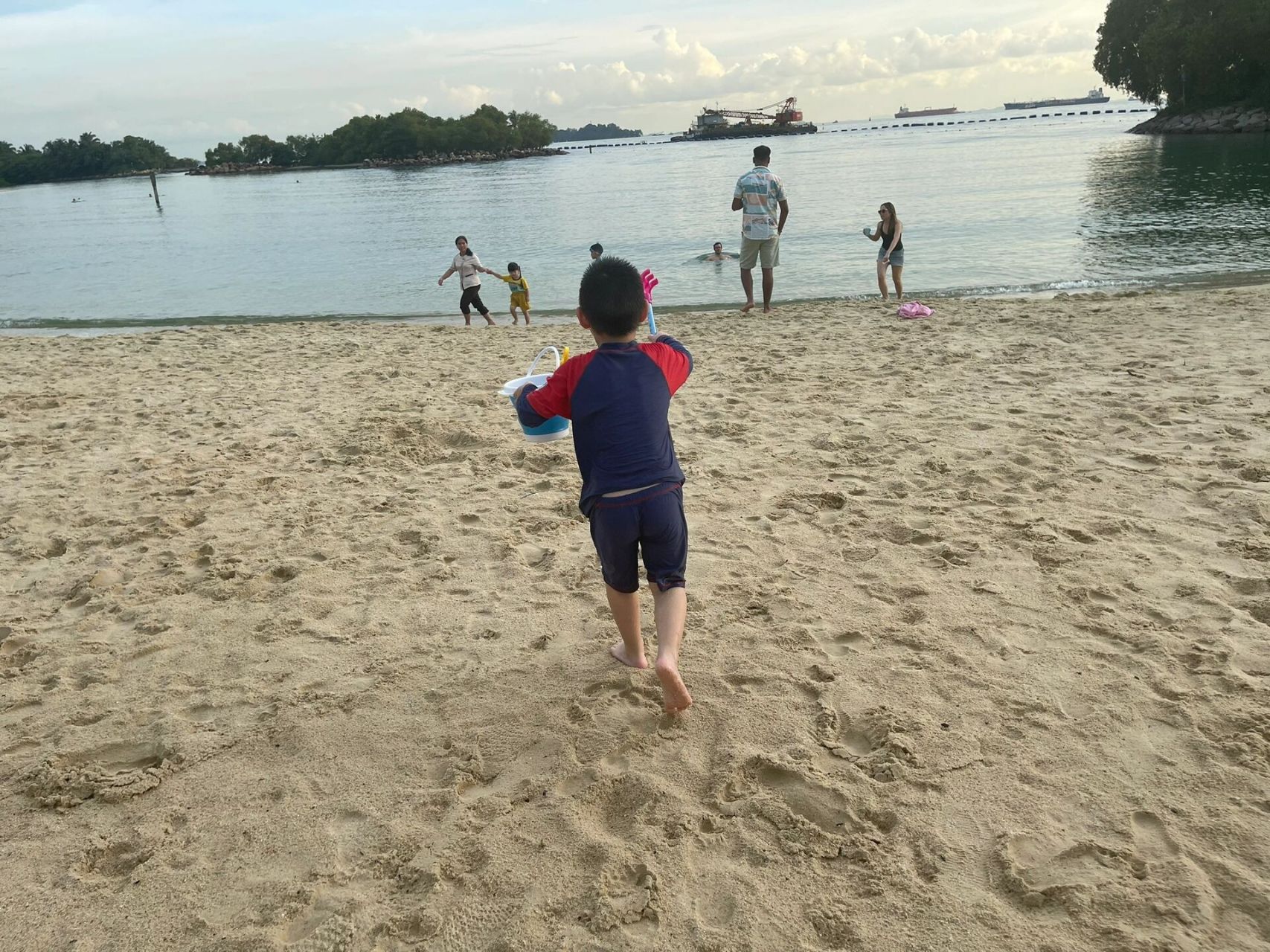 新加坡天气9715 前一秒还是大太阳下一秒就下大雨 比女人的脸变得