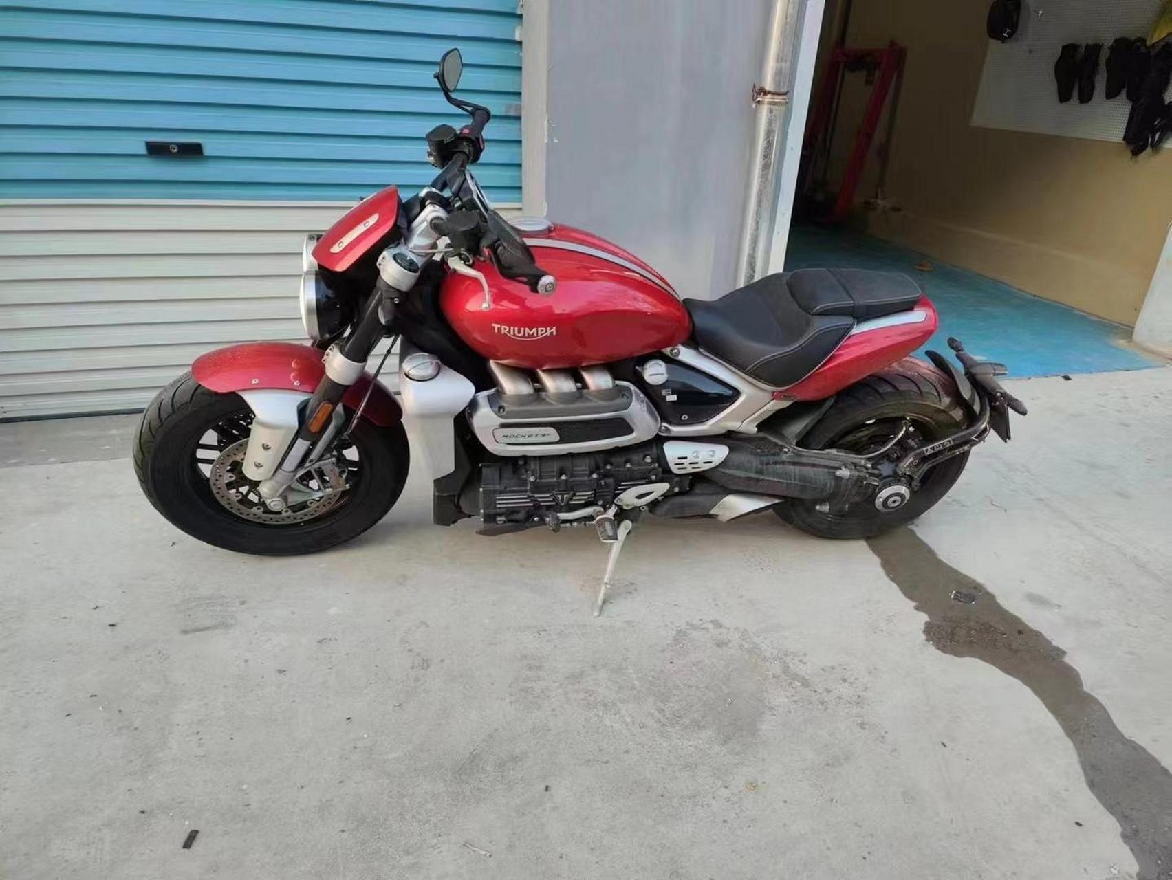 凯旋火箭3r  2500cc 重型复古巡航  21年2800公里 一手 落地二十几的