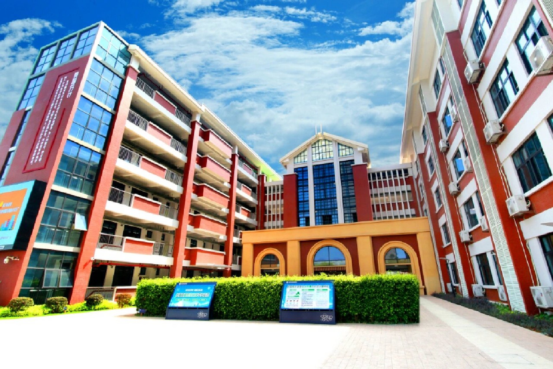 金林湾实验学校 厦门市金林湾实验学校于2020年9月开办,是一所湖里区