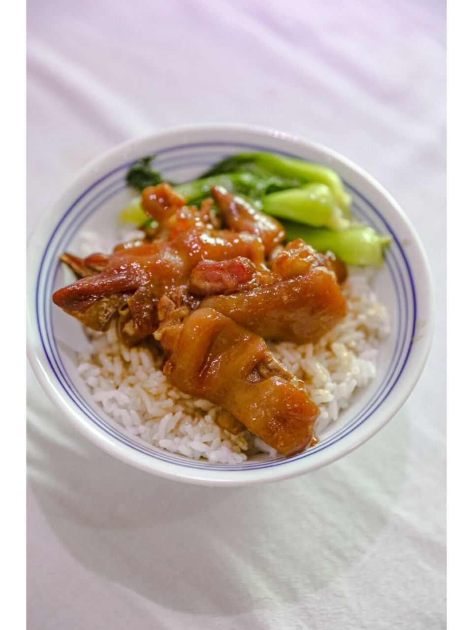 开店级别的卤猪脚饭 【材料】 	 前猪脚—1500克 葱段—15克 姜片—15