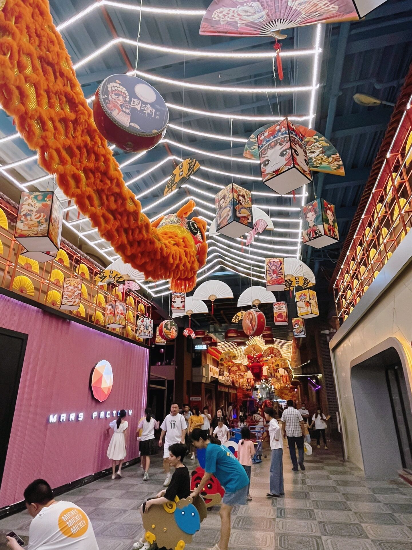 长隆附近的宝藏美食街 地点,岭南电商园. 离长隆就一个地铁站.