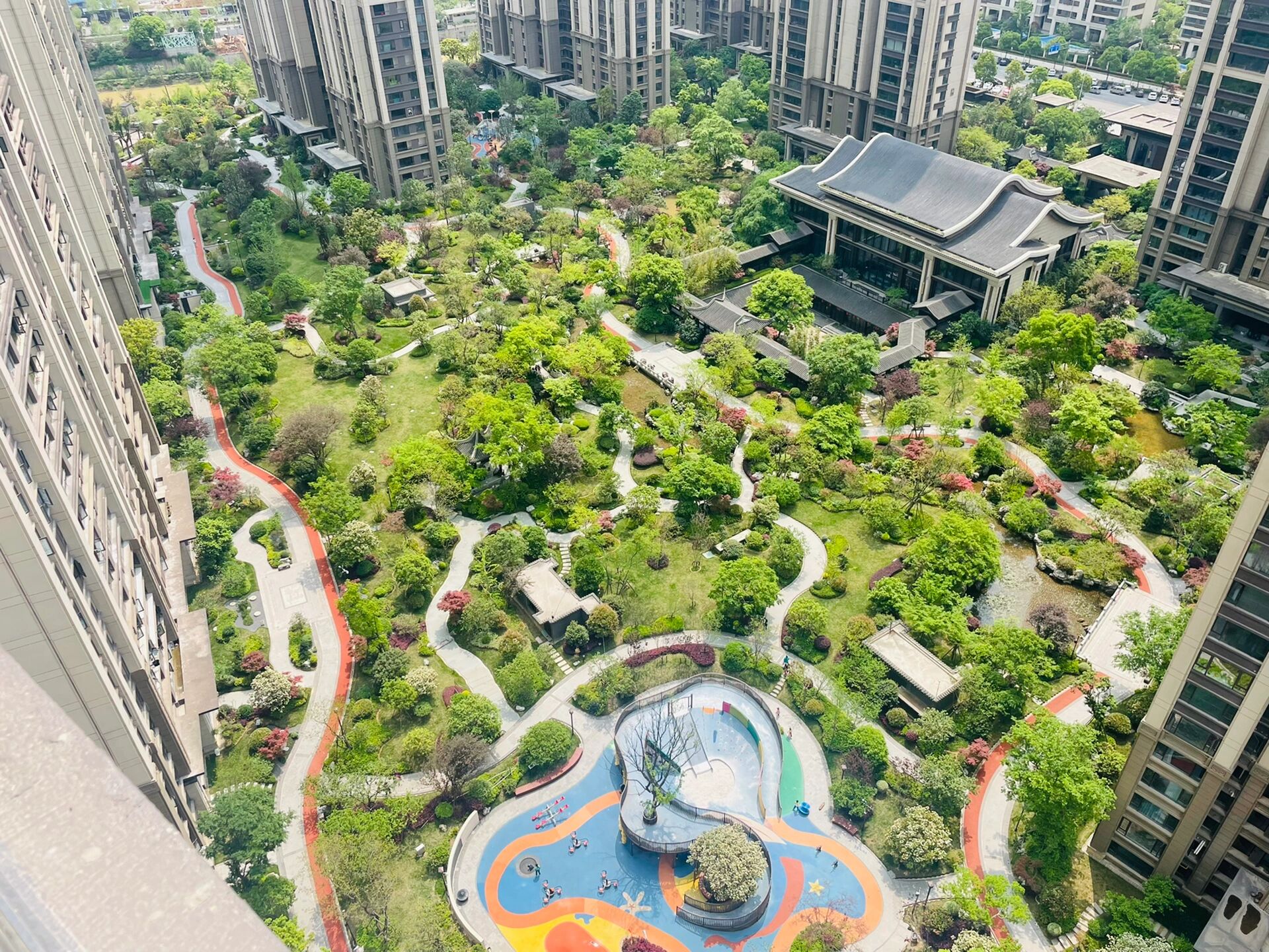 建发央著