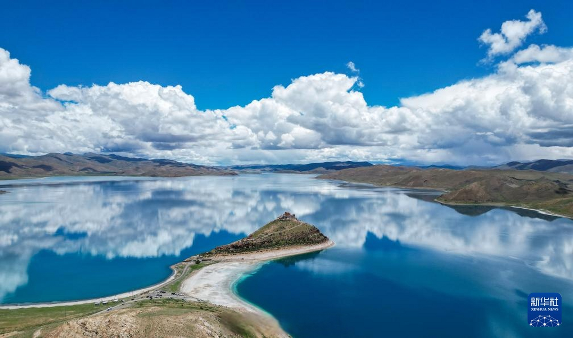 【鸟瞰日托寺】#羊卓雍错#简称羊湖,大部分位于西藏山南市浪卡子县