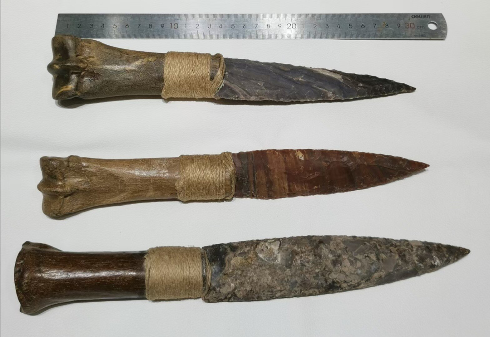 史前一万年:用化石做柄的打制燧石刀 万年前我们的祖先,打制出了第