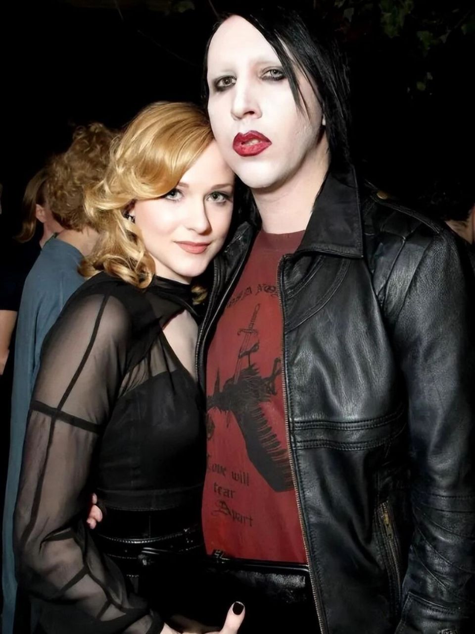 2005年11月,蒂塔·万提斯和摇滚歌手玛丽莲·曼森,在爱尔兰的古堡里面