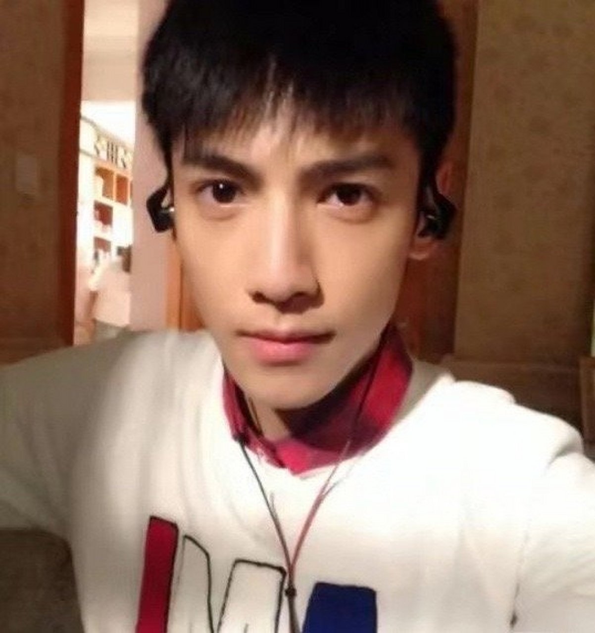 罗云熙年轻时候的照片,那个时候感觉还很青涩呀,现在疲态感很重.